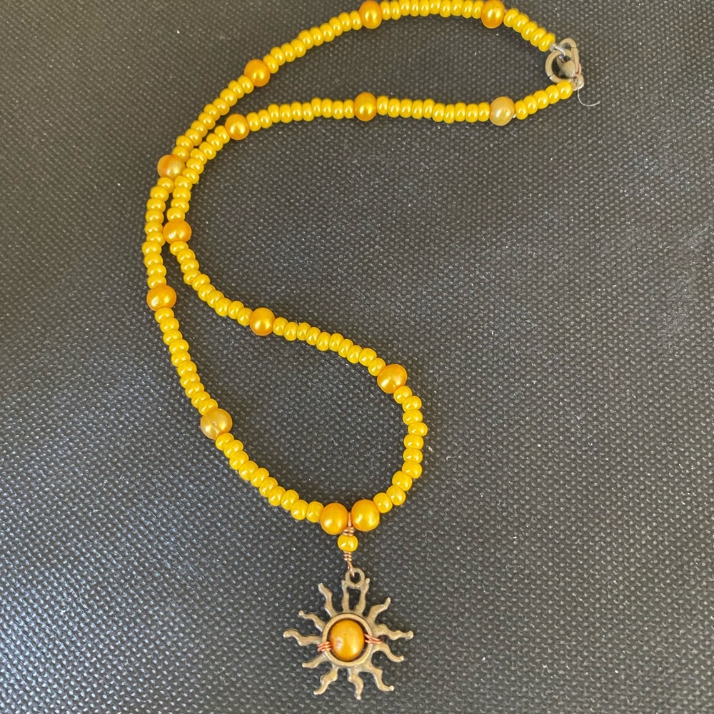 Collar hecho mostacillas y perlas cultivadas